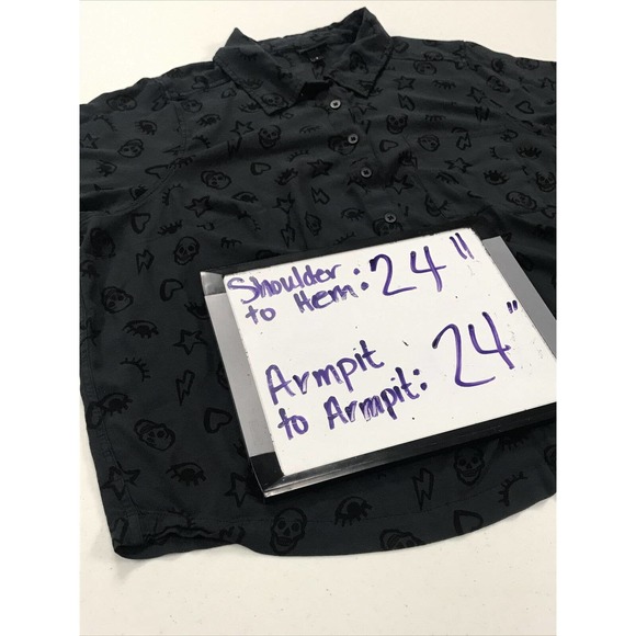 Torrid Gray Button Up Skulls Heart Star Boxy Crop Halloween Short Sleeve Sz 2 2x - Picture 6 of 7